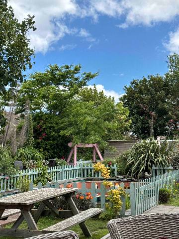 Islington, Cottage gardens, originating in England, were historically utilitarian with herbs and vegetables. However, they evolved to includ