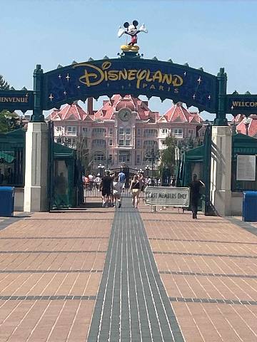 disneyland paris entrance